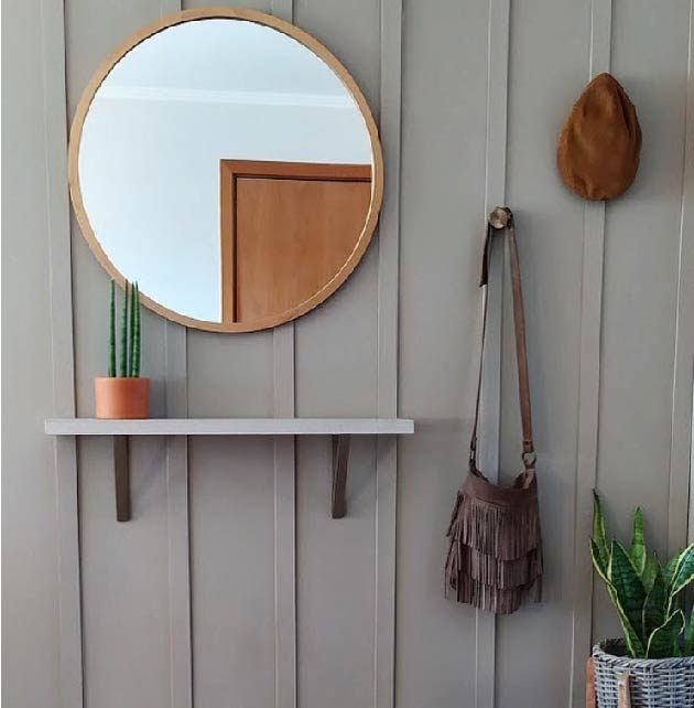 Pared frente a la puerta de entrada modificada por Home Sapiens